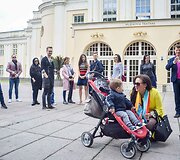 Liveta Kazlauskienė su Nerijaus Ju&scaron;kos sūnumi