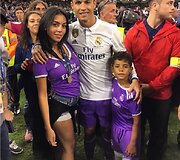 Cristiano Ronaldo su drauge Georgina Rodriguez ir sūnumi Cristiano jaunesniuoju