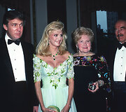 Donaldas Trumpas su pirmąja žmona Ivana Trump ir tėvais Mary Anne bei Fredu Trumpais (1989 m.)