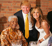 Donaldas Trumpas ir Melania Trump su Nelsonu Mandela (2005 m.)
