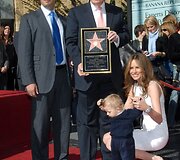Donaldas Trumpas su vyriausiu sūnumi Donaldu jaunesniuoju, žmona Melania Trump ir jauniausiu sūnumi Barronu (2007 m.)