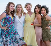 Jillian Bell, Kate McKinnon, Scarlett Johansson, Zoe Kravitz ir Ilana Glazer komedijoje &bdquo;Mergų balius&ldquo;