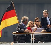 I&scaron; kairės: TVF vadovės Christine Lagarde vyras Xavieras Giocanti, Australijos premjero žmona Lucy Turnbull, Argentinos prezidento žmona Juliana Awada ir Angelos Merkel vyras Joachimas Saueris