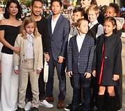 Angelina Jolie su Loung Ung (kairėje), savo vaikais ir mažąja aktore Sareum Srey Moch (de&scaron;inėje)