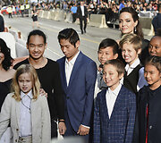 Angelina Jolie su Loung Ung (kairėje), savo vaikais ir mažąja aktore Sareum Srey Moch (de&scaron;inėje)