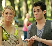 Blake Lively ir Pennas Badgley &bdquo;Gossip Girl&ldquo; filmavimo aik&scaron;telėje (2008 m.)