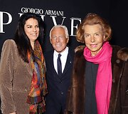 Liliane Bettencourt su dukra Francoise Bettencourt Meyers ir dizaineriu Giorgio Armani (2011 m.)
