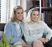 Cheryl Hines ir Kristen Bell komedijoje &bdquo;Blogos mamos ir jų Kalėdos&ldquo;