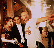 Kate Winslet, Leonardo DiCaprio ir Jamesas Cameronas filmuojant &bdquo;Titaniką&ldquo; (1997 m.)