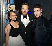 Sarah Hyland, Ewanas McGregoras ir Nickas Jonas