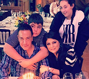 Victoria Ruffo su vyru Omaru Fayadu ir dvyniais Anuaru bei Victoria