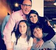 Victoria Ruffo su vyru Omaru Fayadu ir dvyniais Anuaru bei Victoria