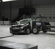 IIHS atliktas naujosios &bdquo;Mazda 3&ldquo; saugumo testas