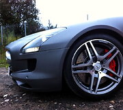 &bdquo;Mercedes-Benz SLS AMG&ldquo; kabrioletas, aptrauktas juoda matine plėvele