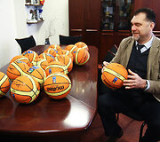 Arvydas Sabonis pasira&scaron;inėja ant kamuolių, kurie keliaus į Afriką
