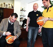 Arvydas Sabonis pasira&scaron;inėja ant kamuolių, kurie keliaus į Afriką