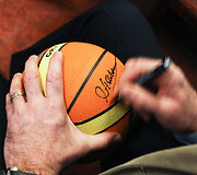 Arvydas Sabonis pasira&scaron;inėja ant kamuolių, kurie keliaus į Afriką