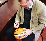 Arvydas Sabonis pasira&scaron;inėja ant kamuolių, kurie keliaus į Afriką