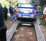 Vaidoto Žalos ir Dainiaus Aleknos automobilis keliamas ant autovežio
