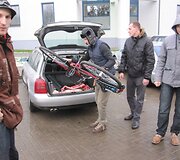 &bdquo;Audi&ldquo; klubo nariai įteikė dviratį sunkiai besiverčiančiai &scaron;eimai