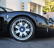Vienintelis pasaulyje juodas &bdquo;Maserati MC12&ldquo;