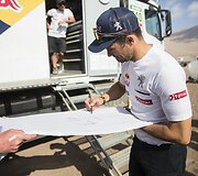 &bdquo;Peugeot&ldquo; komandos lenktynininkas Cyrilis Despres bendrauja su lietuvių komanda