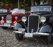 Parodoje miesto centre rikiavosi istoriniai automobiliai