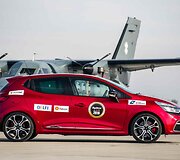 &bdquo;Top Gear&ldquo; apdovanojimų turo akimirka &Scaron;iaulių oro uoste