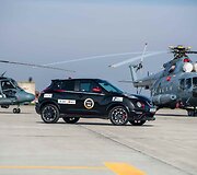 &bdquo;Top Gear&ldquo; apdovanojimų turo akimirka &Scaron;iaulių oro uoste