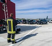 &bdquo;Top Gear&ldquo; apdovanojimų turo akimirka &Scaron;iaulių oro uoste