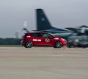 &bdquo;Top Gear&ldquo; apdovanojimų turo akimirka &Scaron;iaulių oro uoste