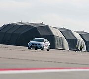 &bdquo;Top Gear&ldquo; apdovanojimų turo akimirka &Scaron;iaulių oro uoste