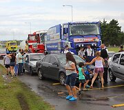 Dakaro lenktynininkai ir gerbėjai degalinėje