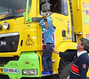 Dakaro lenktynininkai ir gerbėjai degalinėje