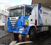 Dakaro lenktynininkai ir gerbėjai degalinėje