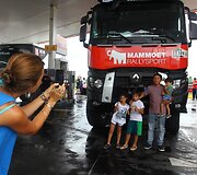 Dakaro lenktynininkai ir gerbėjai degalinėje