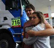Dakaro lenktynininkai ir gerbėjai degalinėje