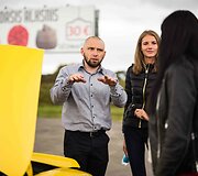 Airinė Pal&scaron;ytė bando sporti&scaron;kus automobilius 