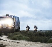 Motociklininkai žino, jog už savęs išvydus vieną iš sunkvežimių, trauktis būtina