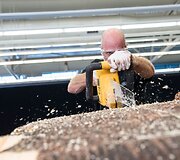 &bdquo;Jaguar Land Rover&ldquo; automobilių maketai tampa banglentėmis