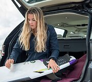 &bdquo;Jaguar Land Rover&ldquo; automobilių maketai tampa banglentėmis