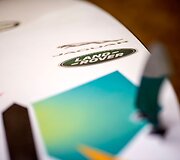 &bdquo;Jaguar Land Rover&ldquo; automobilių maketai tampa banglentėmis