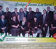 Plakatas, kuriame tas pats kandidatas pavaizduotas du kartus 