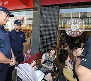 Lenkų policininkai patruliuoja Harlou mieste 