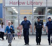 Lenkų policininkai patruliuoja Harlou mieste 