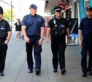 Lenkų policininkai patruliuoja Harlou mieste 