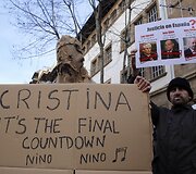 Princesę Cristiną pasitiko būrys protestuotojų ir žurnalistų