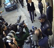 Princesę Cristiną pasitiko būrys protestuotojų ir žurnalistų