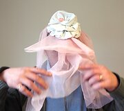 Spektaklio &bdquo;Feast Fashion&ldquo; aktoriai vilkės benamių kurtus kostiumus