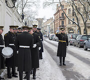 Tradicinės vėliavos pakėlimo ceremonijos akimirka